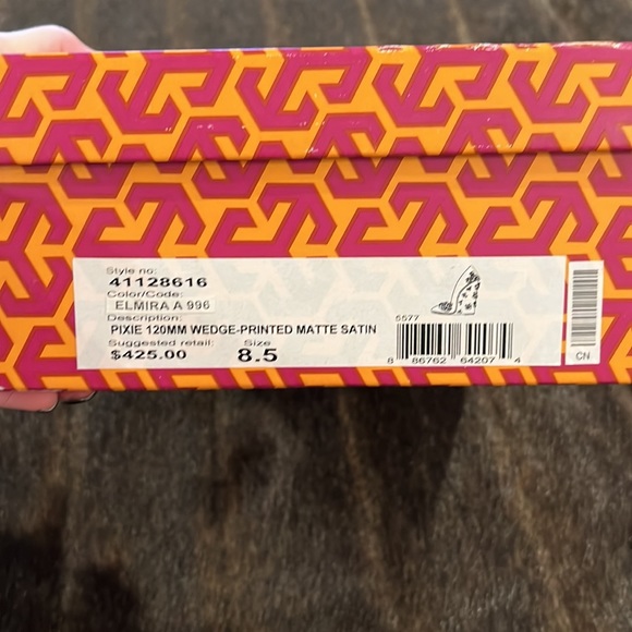 HP 9/30🔥🔥Tory Burch satin wedges. Amazing dimensional detail. Almost new. - Picture 7 of 17